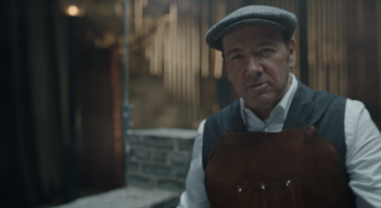 Kevin Spacey interpreta a tres personajes en este nuevo spot.