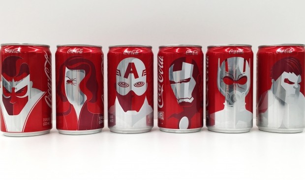 Coca-Cola vistió sus latas al estilo Marvel para esta campaña.