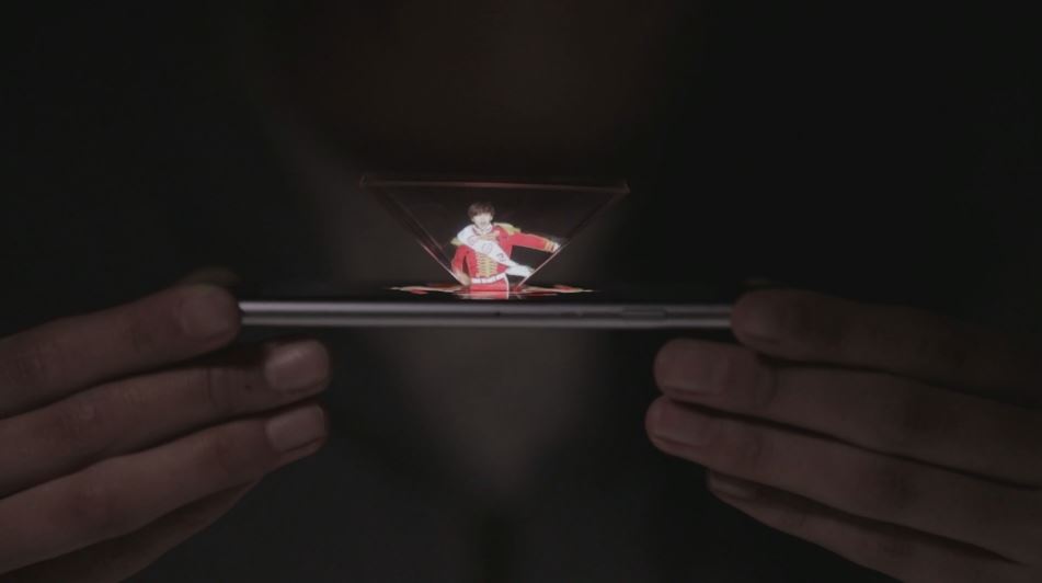 El holograma se proyecta con la ayuda de una lámina transparente incluida en el empaque.