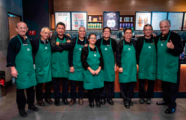  Starbucks abre la primera tienda atendida por adultos mayores